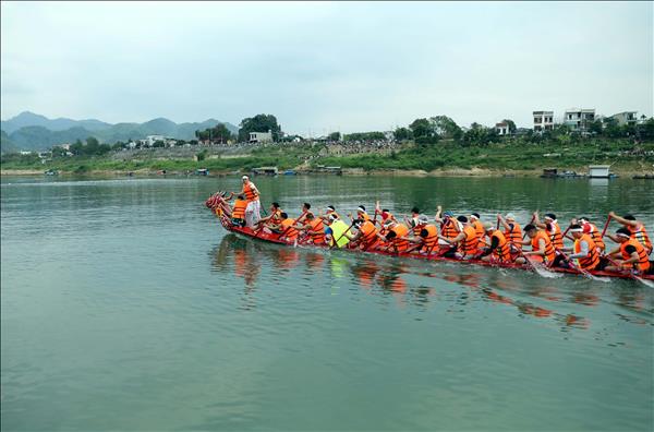 Sôi nổi Lễ hội đua thuyền trên sông Lô