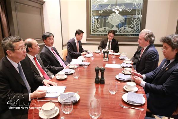 加强越美在科技、创新与数字化转型领域的合作