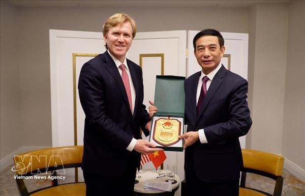 Le ministre vietnamien de la Défense rencontre le sous-secrétaire dÉtat américain à la Guerre chargé des politiques