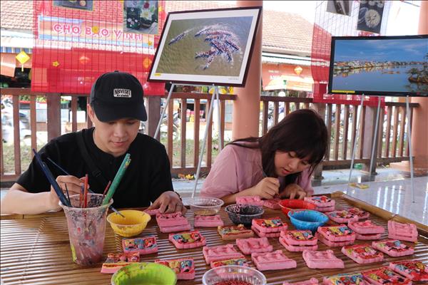 Phố cổ Bao Vinh thức giấc trong sắc Tết