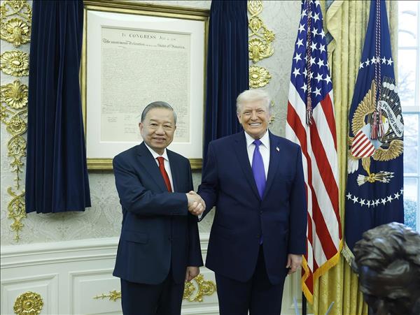 Le secrétaire général To Lam rencontre le président américain Donald Trump