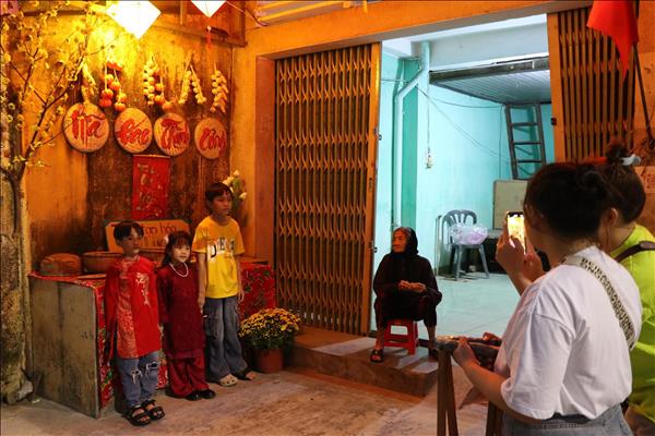 Phố cổ Bao Vinh thức giấc trong sắc Tết