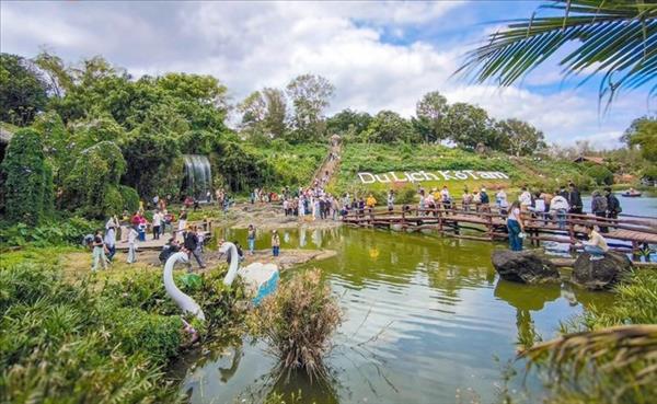 ການ​ທ່ອງ​ທ່ຽວ​ແຂວງ ດັກ​ລັກ ມີ​ຄວາມ​ຟົດ​ຟື້ນ​ໃນ​ຊຸມ​ວັນ​ຕົ້ນ​ລະ​ດູ​ບານ​ໃໝ່​ປີ ມະ​ເມຍ