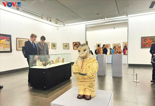 造型芸術における馬：民俗から現代まで