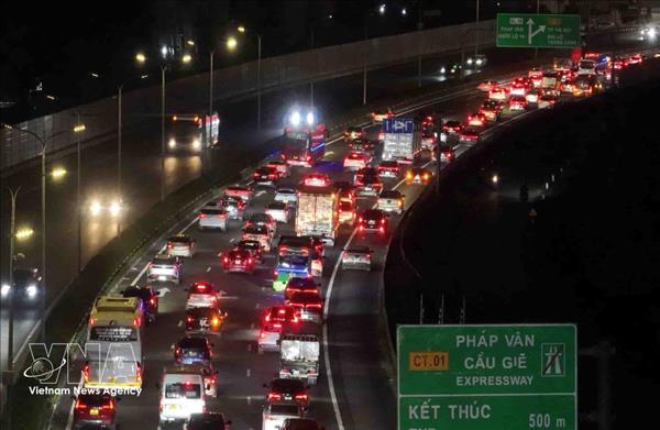 Премьер-министр потребовал усилить обеспечение общественного порядка и безопасности дорожного движения в период празднования Тэта Бинь Нго 2026