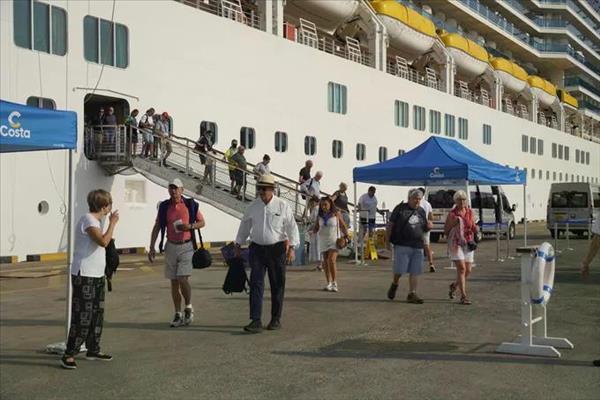 Le géant des mers Costa Deliziosa jette lancre à Ho Chi Minh-Ville au début de lAnnée du Cheval