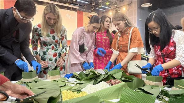 Chợ Xuân lan tỏa văn hóa Việt Nam giữa lòng nước Pháp