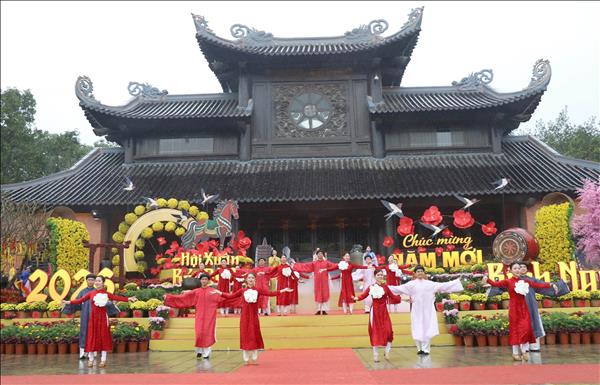  Ninh Bình: Hàng nghìn du khách tham dự Lễ khai hội chùa Bái Đính