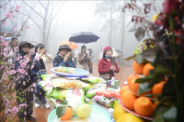 Đông đảo du khách đến với Đền Nưa - Am Tiên trước ngày mở cổng trời