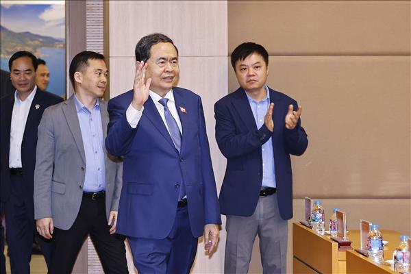 越南国会主席陈青敏与国家审计署举行工作会议