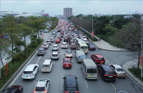 Hỗ trợ phân luồng, điều tiết giao thông để đảm bảo an toàn cho người dân