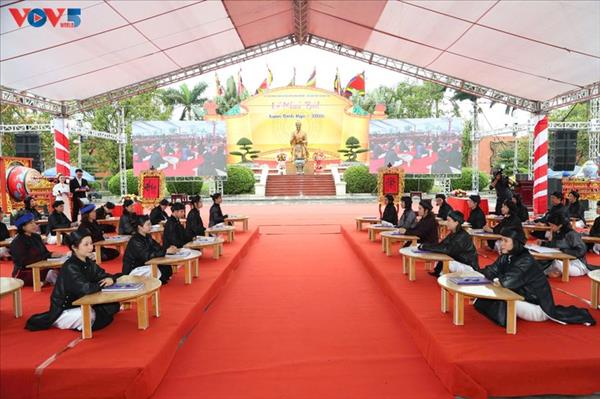 ពិធីបើកការសរសេរអក្សរដើមនិទាឃរដូវនៅវិហារ Trang Trinh ទាក់ទាញភ្ញៀវទេសចរយ៉ាងច្រើនកុះករ