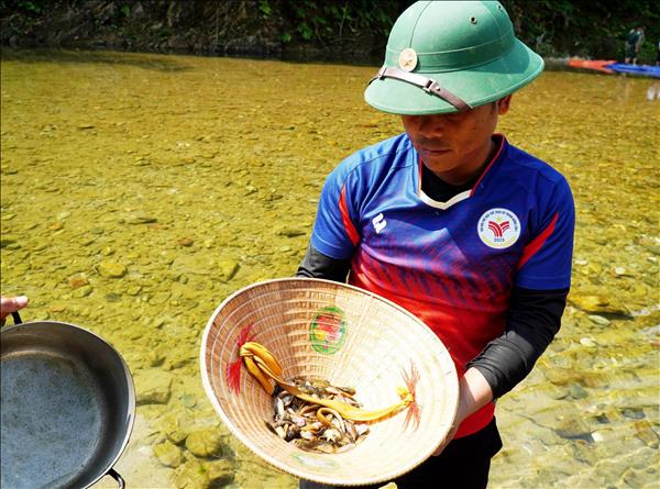 Đắp chăn săn cá suối: Nghi thức tâm linh đặc biệt của đồng bào Co