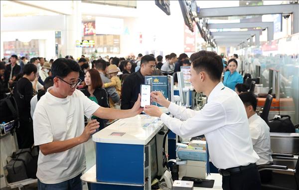 Noi Bai airport records busiest day as Tet holiday ends