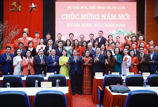 Thủ tướng Phạm Minh Chính gặp mặt nghệ sĩ, nhà báo, vận động viên tiêu biểu nhân dịp năm mới Bính Ngọ 2026