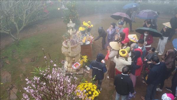 Du khách hành hương về Đền Nưa - Am Tiên trước ngày mở cổng trời