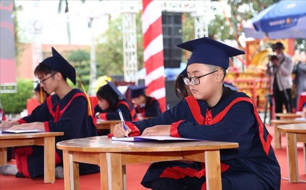 ພິທີໄຂປາກກາຂຽນຍາມຕົ້ນລະດູບານໃໝ່ຢູ່ວິຫານ ເຈິ່ນ ດຶງດູດແຂກເປັນຈຳນວນຫຼາຍ