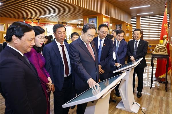 Chủ tịch Quốc hội Trần Thanh Mẫn: Đổi mới mạnh mẽ công tác tuyên truyền ấn phẩm về chính trị, pháp luật