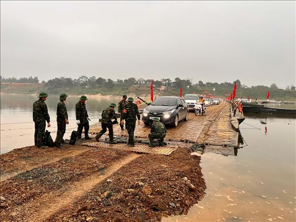 Tạm dừng khai thác cầu phao qua sông Lô để bảo đảm an toàn giao thông ​