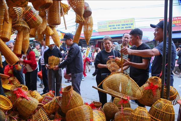Tấp nập du khách về chợ Viềng mua lộc đầu năm
