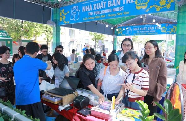 ຖະໜົນປື້ມບຸນເຕັດ 2026 ຂອງນະຄອນ ໂຮ່ຈີມິນ ສ້າງສະຖິຕິ, ຕ້ອນຮັບແຂກມາຢ້ຽມຊົມກວ່າ 1 ລ້ານເທື່ອຄົນ