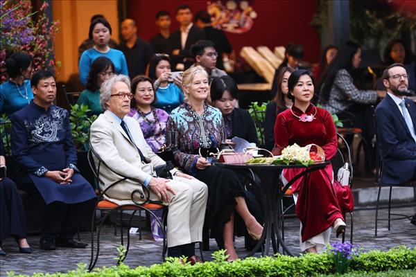 Супруга Генерального секретаря и герцог Ричмондский с супругой посетили Вьетнамский музей изобразительных искусств