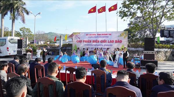 ສີສັນລະດູບານໃໝ່ທີ່ຕະຫຼາດຊາຍແດນເຕັມໄປດ້ວຍນໍ້າໃຈມິດຕະພາບ ຫວຽດນາມ-ລາວ