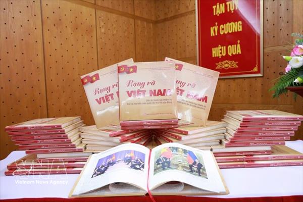 Presentan libro Vietnam radiante sobre los logros del XIII Congreso del Partido