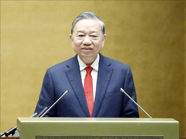 Party chief urges stronger material, spiritual internal capacity in new era