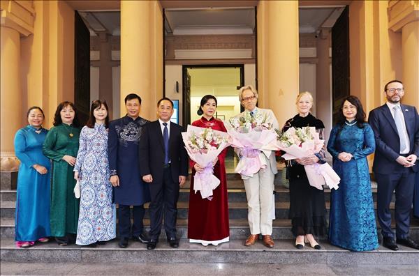 Phu nhân Tổng Bí thư và Công tước xứ Richmond cùng Phu nhân tham quan Bảo tàng Mỹ thuật Việt Nam