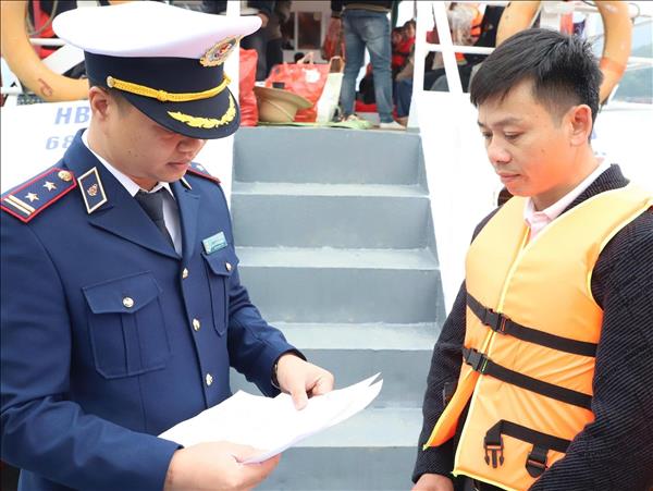 Siết chặt quản lý giao thông đường thủy nội địa khu vực lòng hồ sông Đà