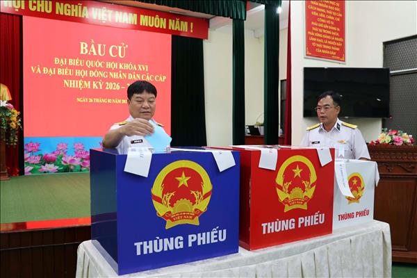 Voters on long-term offshore duty cast early ballots