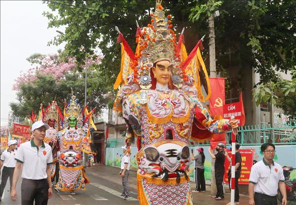 Đặc sắc lễ nghinh thần trên đường phố Đồng Nai
