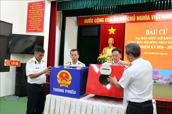 Bầu cử Quốc hội và HĐND: Cử tri làm việc dài ngày trên biển hân hoan đi bỏ phiếu sớm