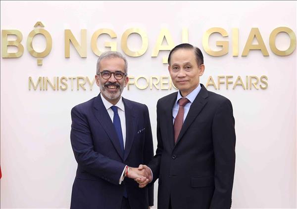 Cancilleres de Vietnam y Portugal se reúnen en Hanoi