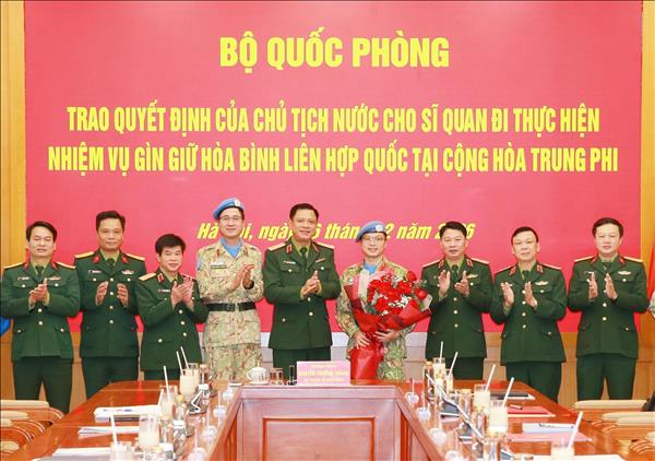 Trao quyết định của Chủ tịch nước cho sĩ quan đi làm nhiệm vụ gìn giữ hòa bình tại Trung Phi