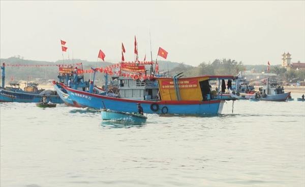 ຊາວປະ​ມົງ ວ້ານ​ເຕື່ອງ (ກວາງ​ງາຍ) ອອກ​ຝັ່ງ​ຍາມ​ຕົ້ນ​ລະ​ດູ​ບານ​ໃໝ່​ເພື່ອ​ອາ​ຊີບ​ຫາ​ປາ​ແບບ​ຍືນ​ຍົງ