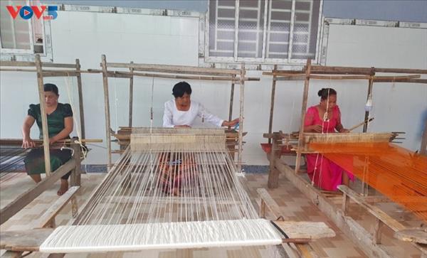 アンザン省アンク村におけるクメール族の錦織工芸の神髄