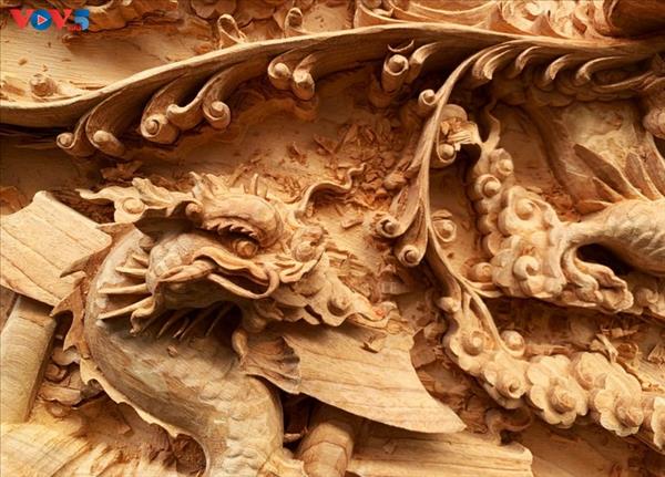 ラースエン村：伝統工芸の木彫りの保存開発に取り組む