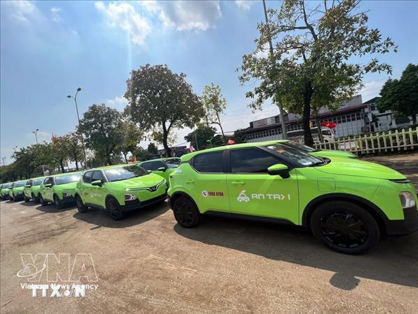 Hanoï adopte une feuille de route vers 100 % de taxis verts dici 2030