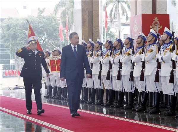 苏林总书记：建设日益稳固的全民国防阵势和海上民心阵势