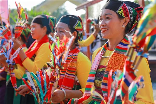 春回大地，青春焕发主题月活动在越南各民族文化旅游村举行