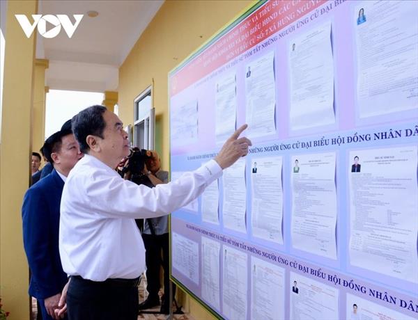 លោកប្រធានរដ្ឋសភា ត្រិន ថាញ់មិន ត្រួតពិនិត្យការងាររៀបចំការបោះឆ្នោតនៅខេត្តង៉េអាន