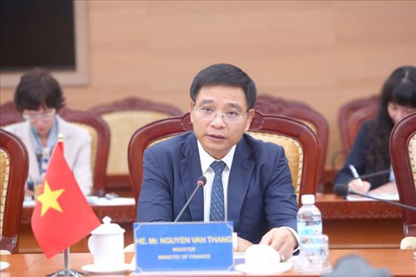 越南外交部长黎怀忠同葡萄牙国务部长兼外交部长保罗·兰热尔举行会谈