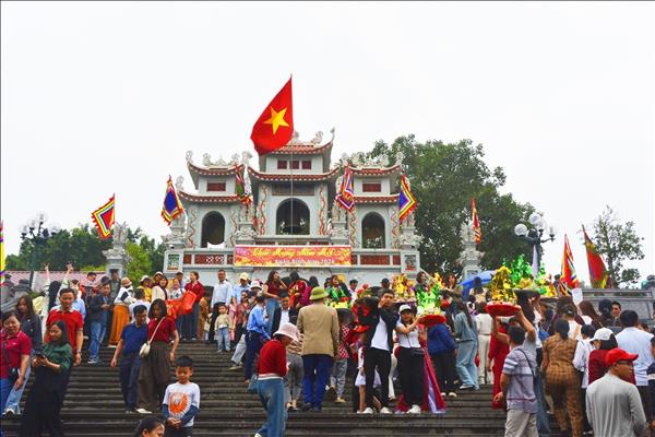 Tưng bừng Khai hội Đền Bà Chúa Kho