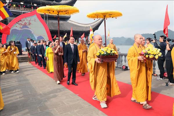 Hàng ngàn du khách dự lễ Khai hội Xuân Tam Chúc