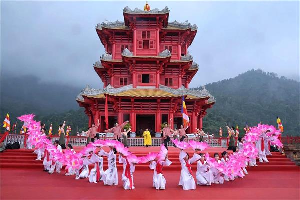 Festivales impulsan turismo cultural y desarrollo económico en Vietnam