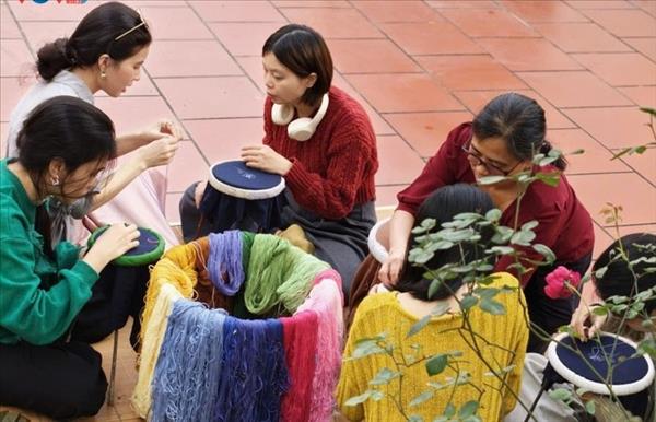 ລົງຕົວຈິງຄົ້ນຫາວັດທະນະທຳ ຫວຽດນາມ ຜ່ານການເຄື່ອນໄຫວ ມາໝູ່ບ້ານຮຽນຖັກແສ່ວດ້ວຍມື