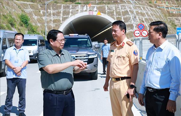 PM inspects key transport projects in central region