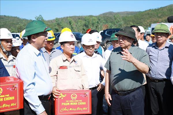 高速道路プロジェクト ファム・ミン・チン首相が現場を視察